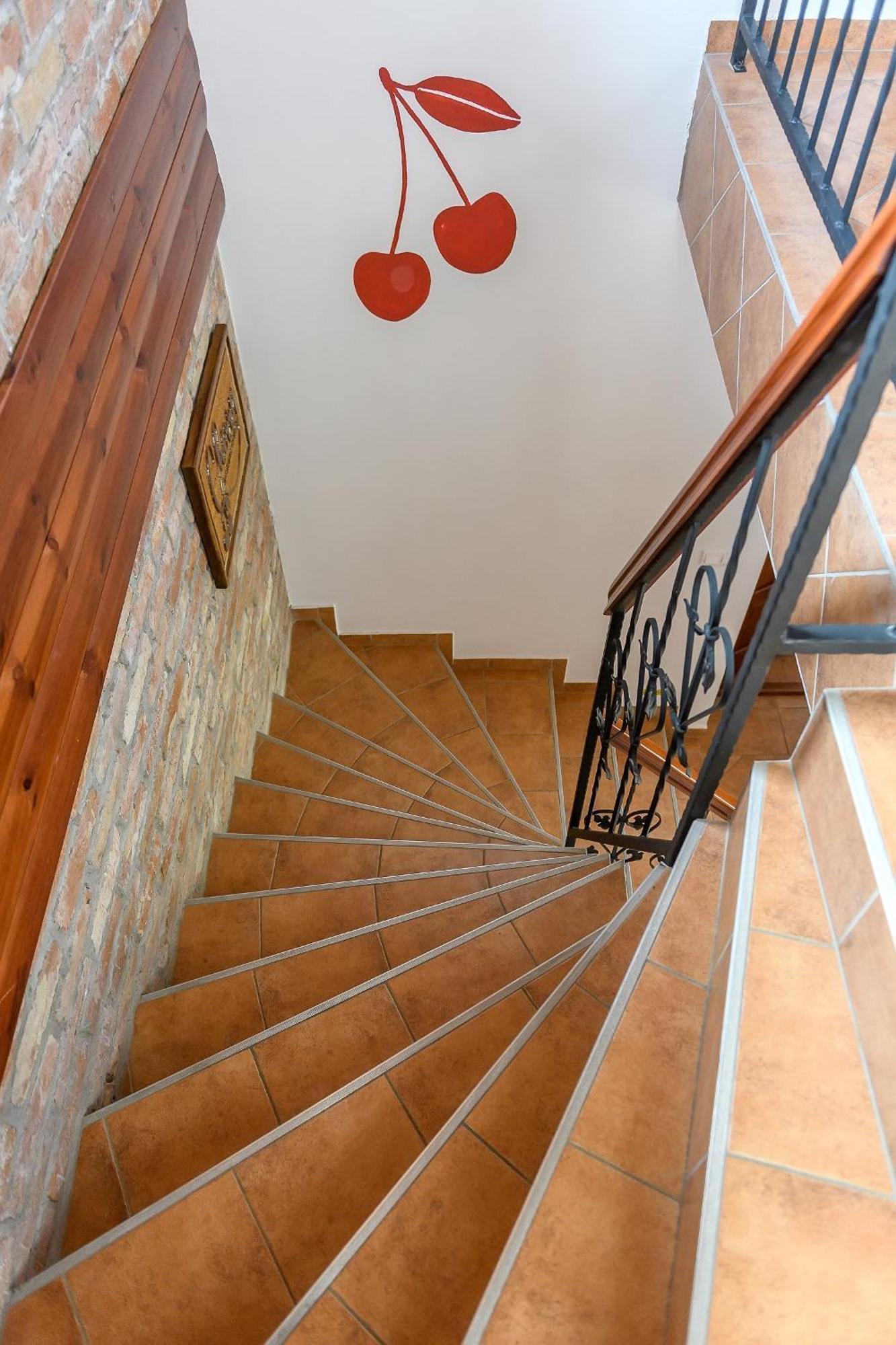 Cherry Apartmanhaz ชาร์วาร์ ภายนอก รูปภาพ
