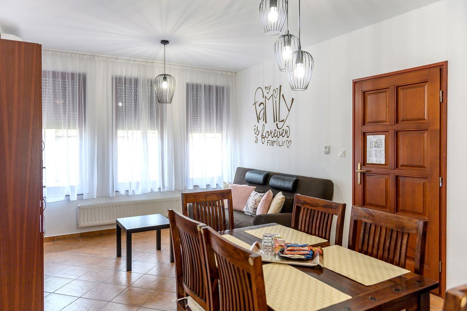 Cherry Apartmanhaz ชาร์วาร์ ภายนอก รูปภาพ