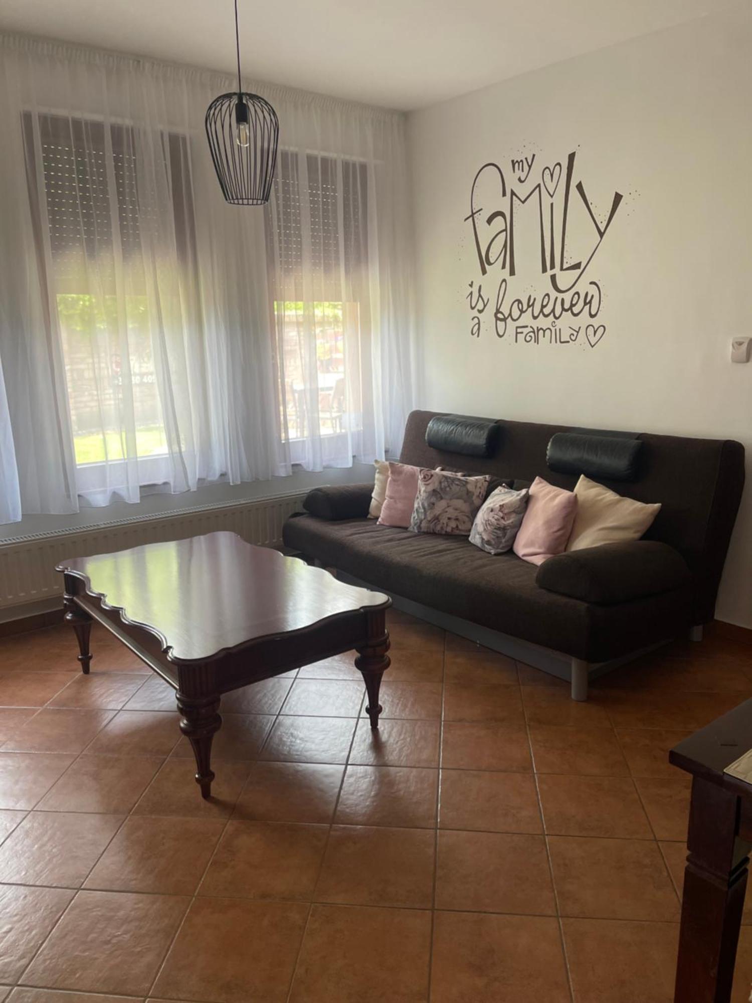 Cherry Apartmanhaz ชาร์วาร์ ภายนอก รูปภาพ