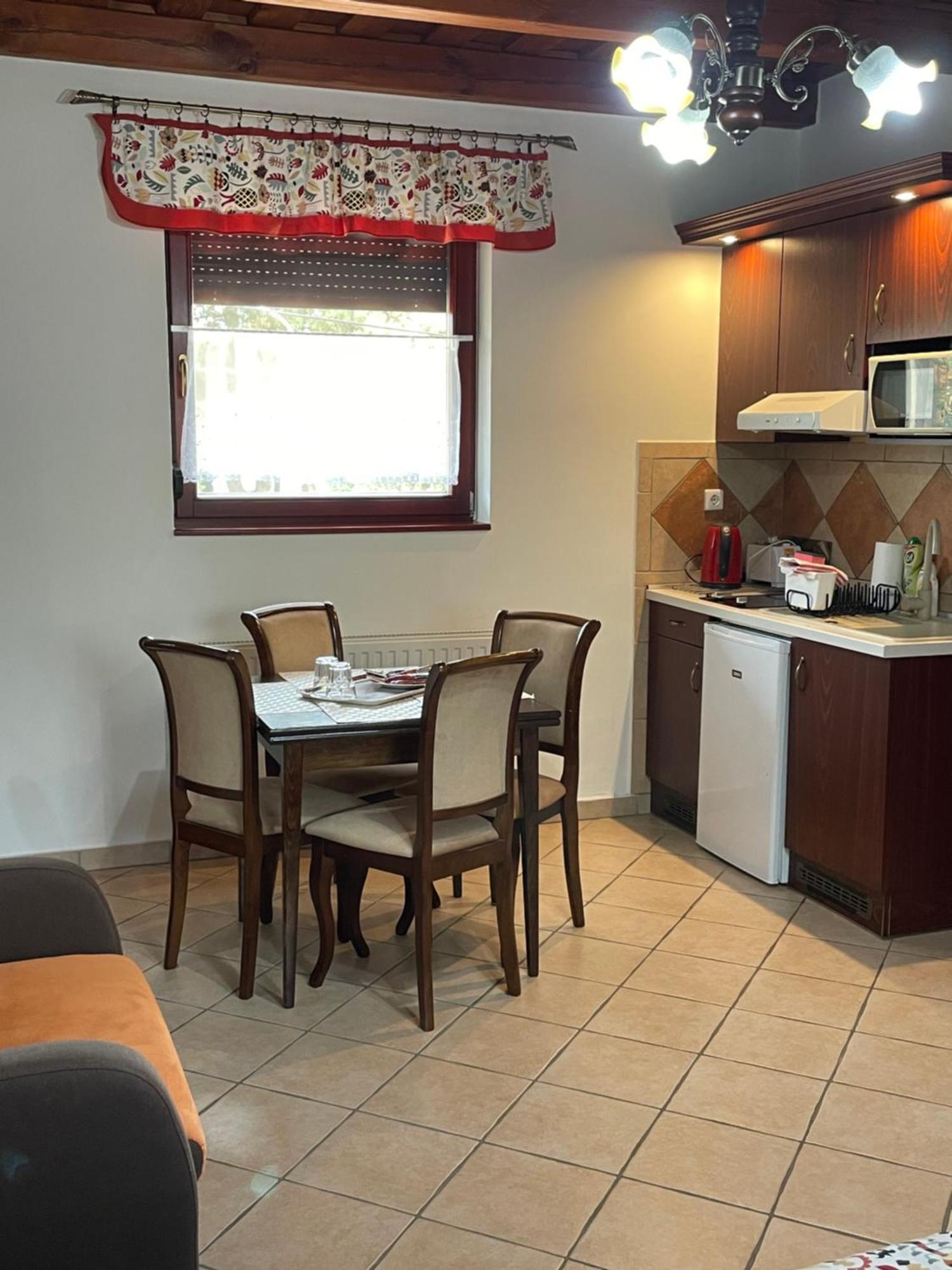 Cherry Apartmanhaz ชาร์วาร์ ภายนอก รูปภาพ